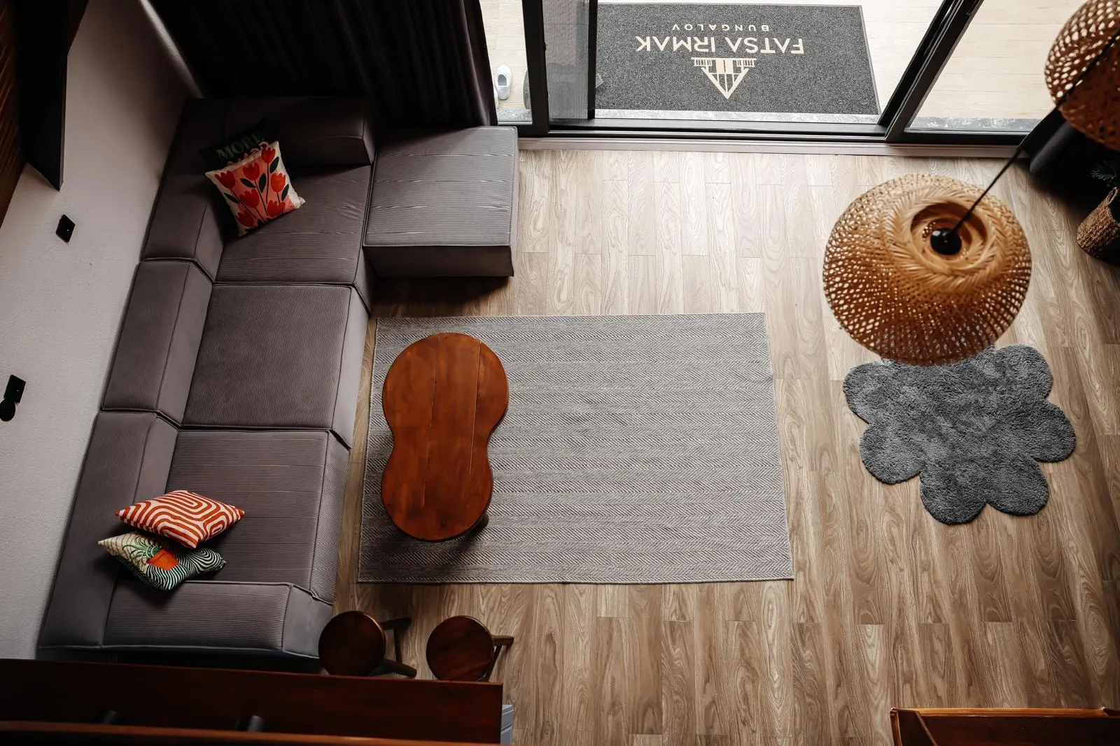 Yukarıdan salon: gri köşe koltuk ve ahşap sehpa