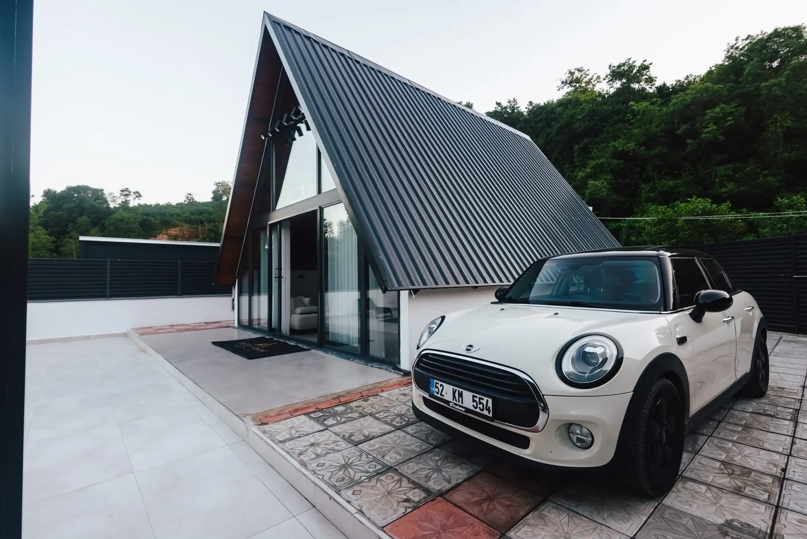 Irmak bungalovunun yanındaki özel otopark ve A-ev cephesi
