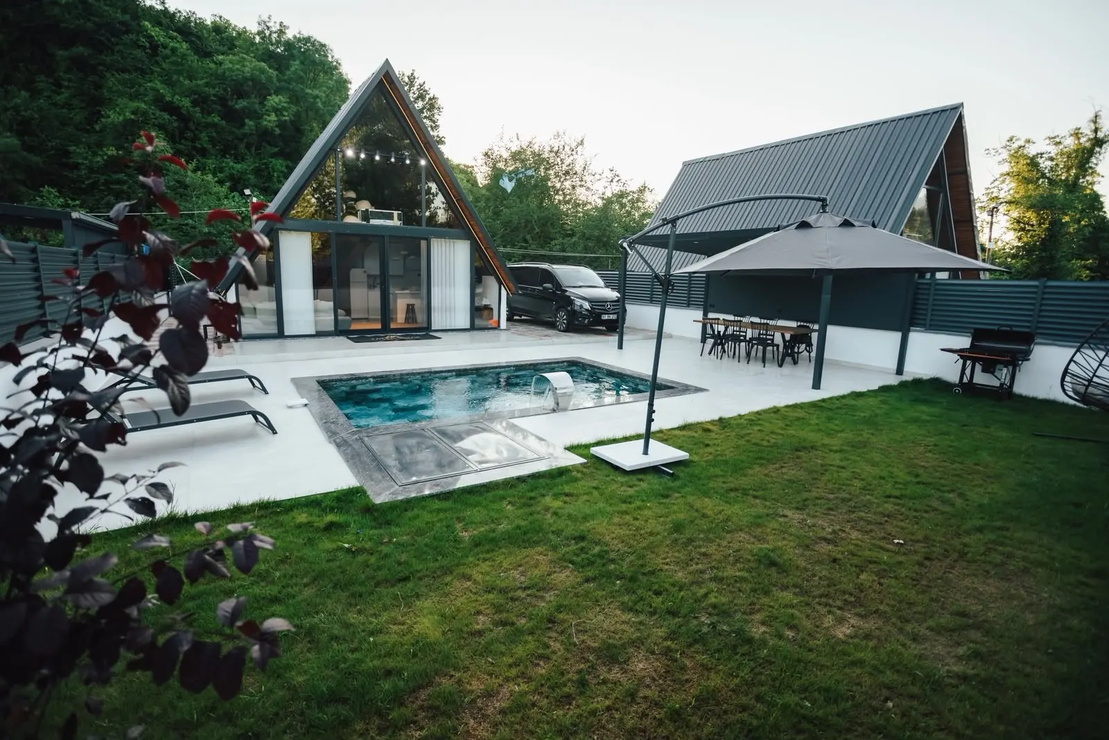 Çim bahçe, havuz, şemsiye ve pergola